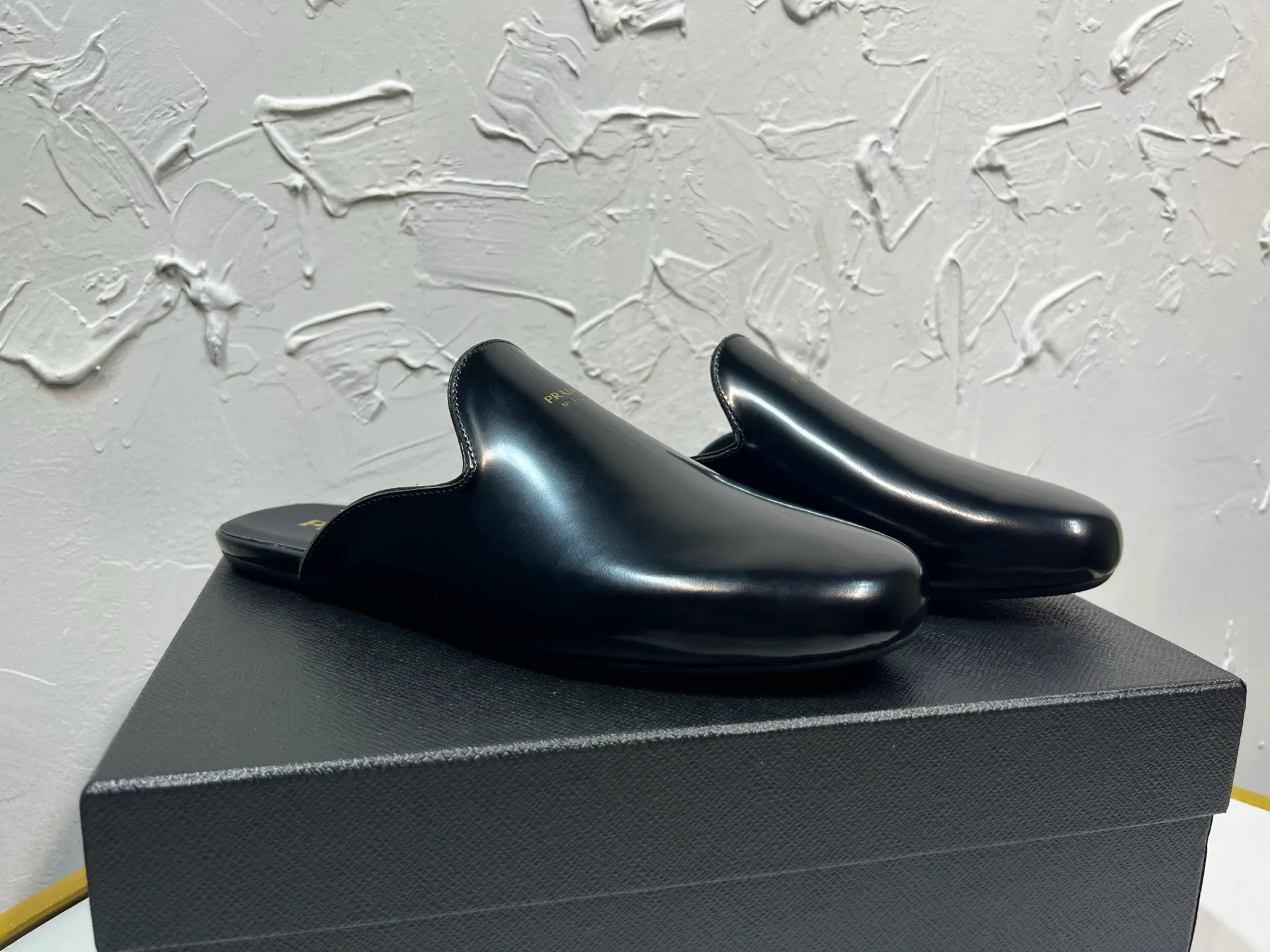 P700 prada derby2025 spring and autumn latest Prada retro men's bright leather slippers, Shuffle toe hollow mule shoes, imported open edge beads, lining and foot pads in cowhide, light rubber sole, sole thickness 10 mm, black and brown 2-color original packaging Code number: 39-46